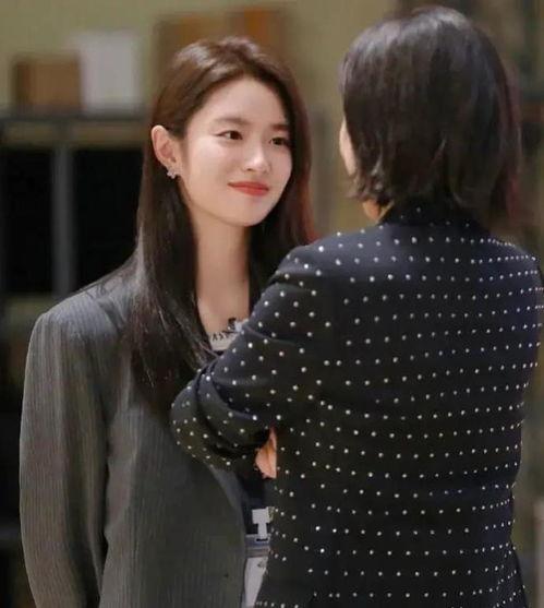 为了吃瓜她进娱乐圈免费,她毅然踏入娱乐圈，开启璀璨星途